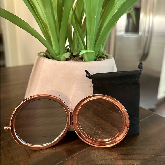 NEW!! Glam Compact Mirror - Picture 4 of 13